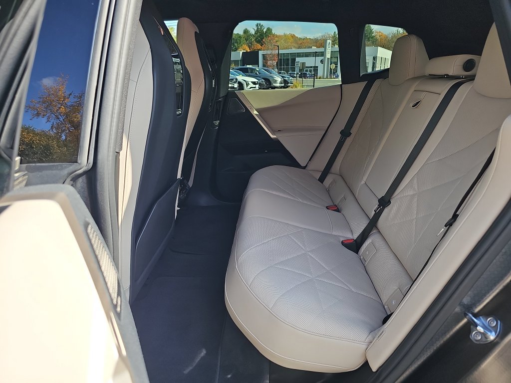 Used 2024 BMW iX xDrive50 w/ Premium Package AWD/4WD image 27