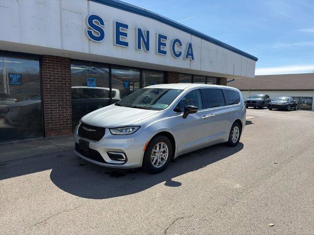 Used 2024 Chrysler Pacifica Touring-L image 1