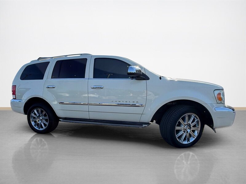 Used 2007 Chrysler Aspen Limited RWD image 2