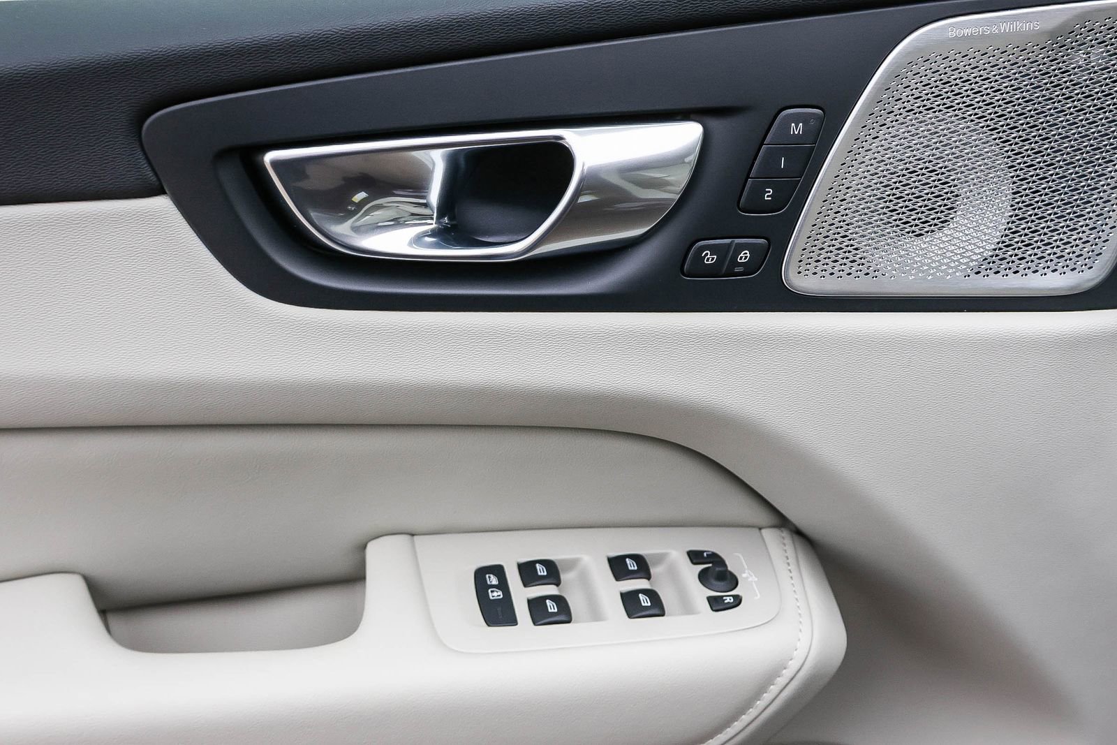 New 2026 Volvo XC60 T8 Ultra w/ Climate Package image 32