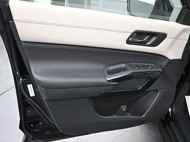 Used 2025 Nissan Pathfinder SV image 12