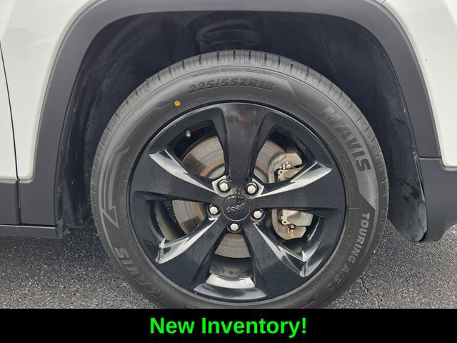 Used 2018 Jeep Cherokee Latitude w/ Altitude Package FWD image 9