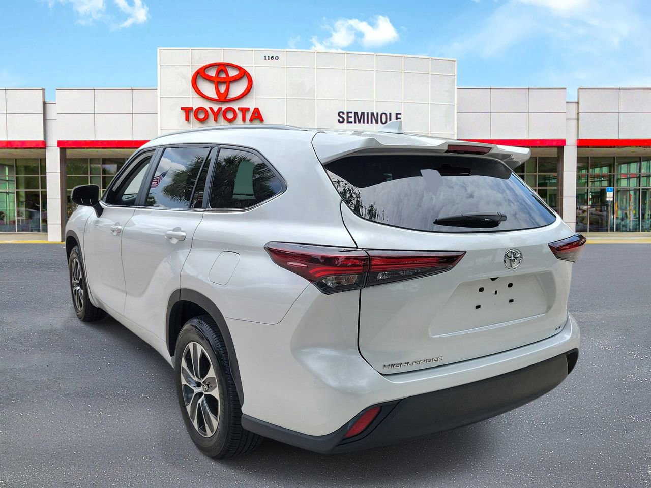 Used 2025 Toyota Highlander XLE FWD image 4