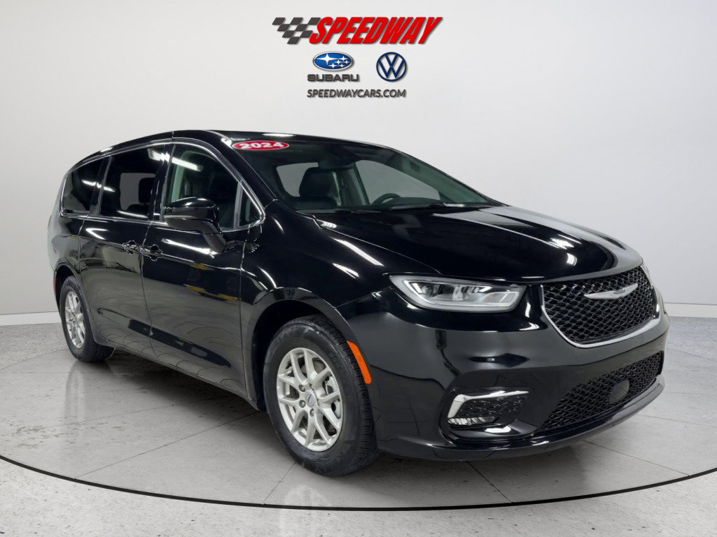 Used 2024 Chrysler Pacifica Touring-L FWD image 2