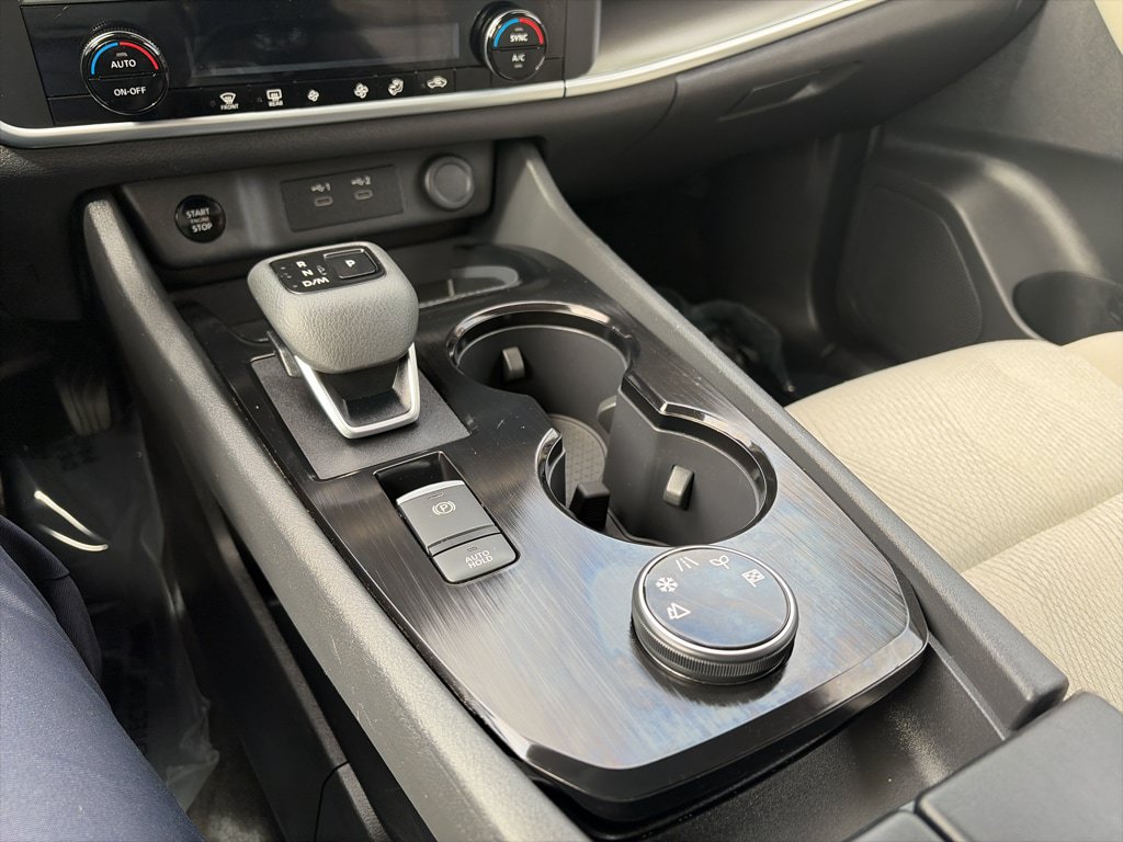 Used 2025 Nissan Rogue SV AWD/4WD image 14