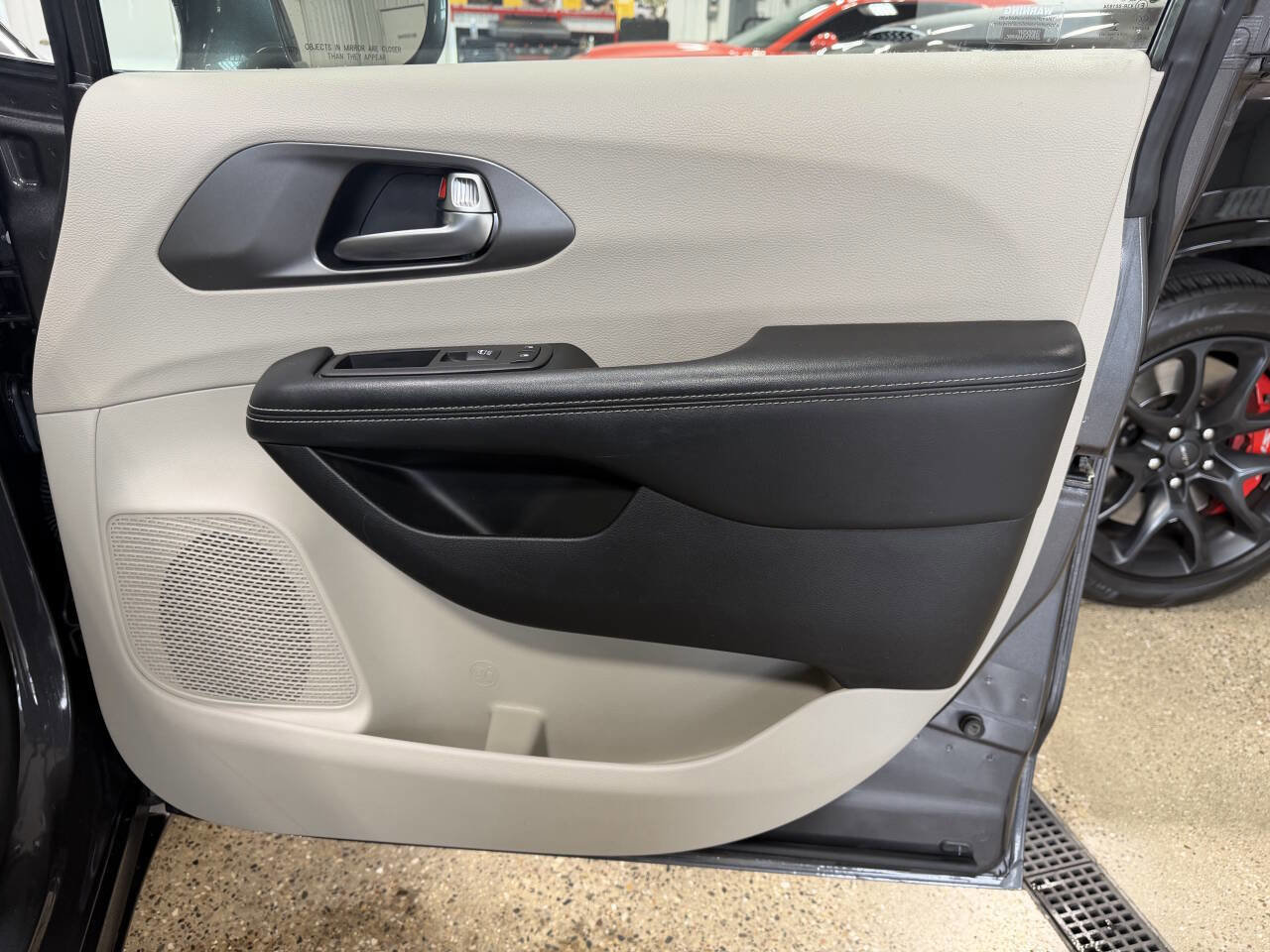 Used 2021 Chrysler Pacifica Touring-L FWD image 34