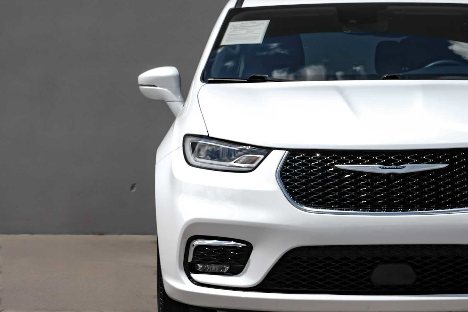 Used 2022 Chrysler Pacifica Touring-L AWD/4WD image 46
