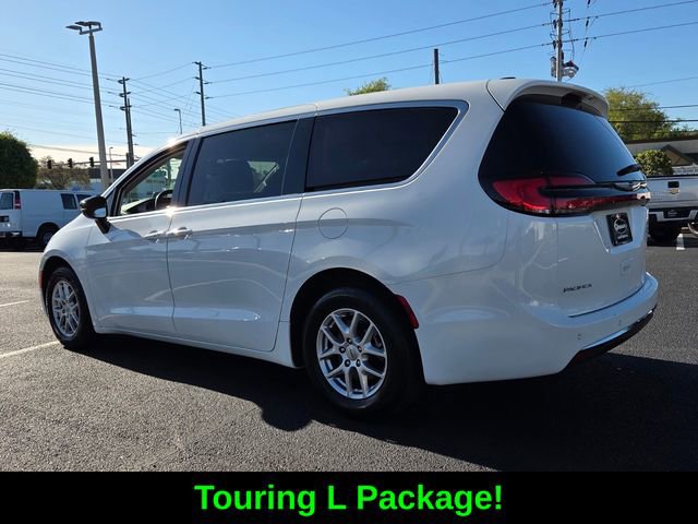 Used 2024 Chrysler Pacifica Touring-L FWD image 5