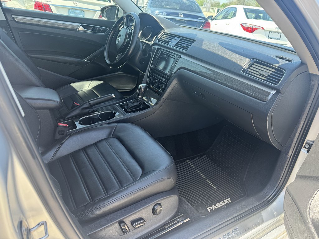 Used 2018 Volkswagen Passat 2.0T SEL Premium FWD image 11