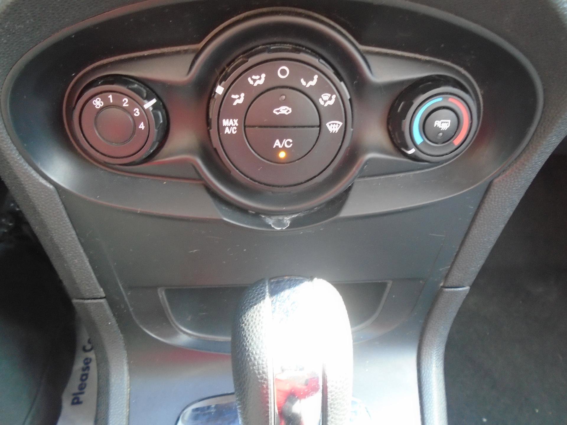 Used 2013 Ford Fiesta SE w/ Super Fuel Economy Pkg FWD image 11