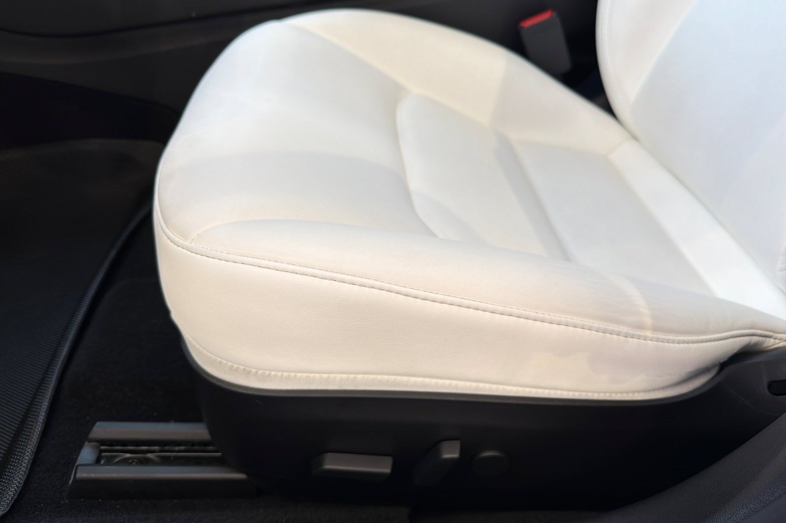 Used 2020 Tesla Model 3 Standard Range RWD image 14