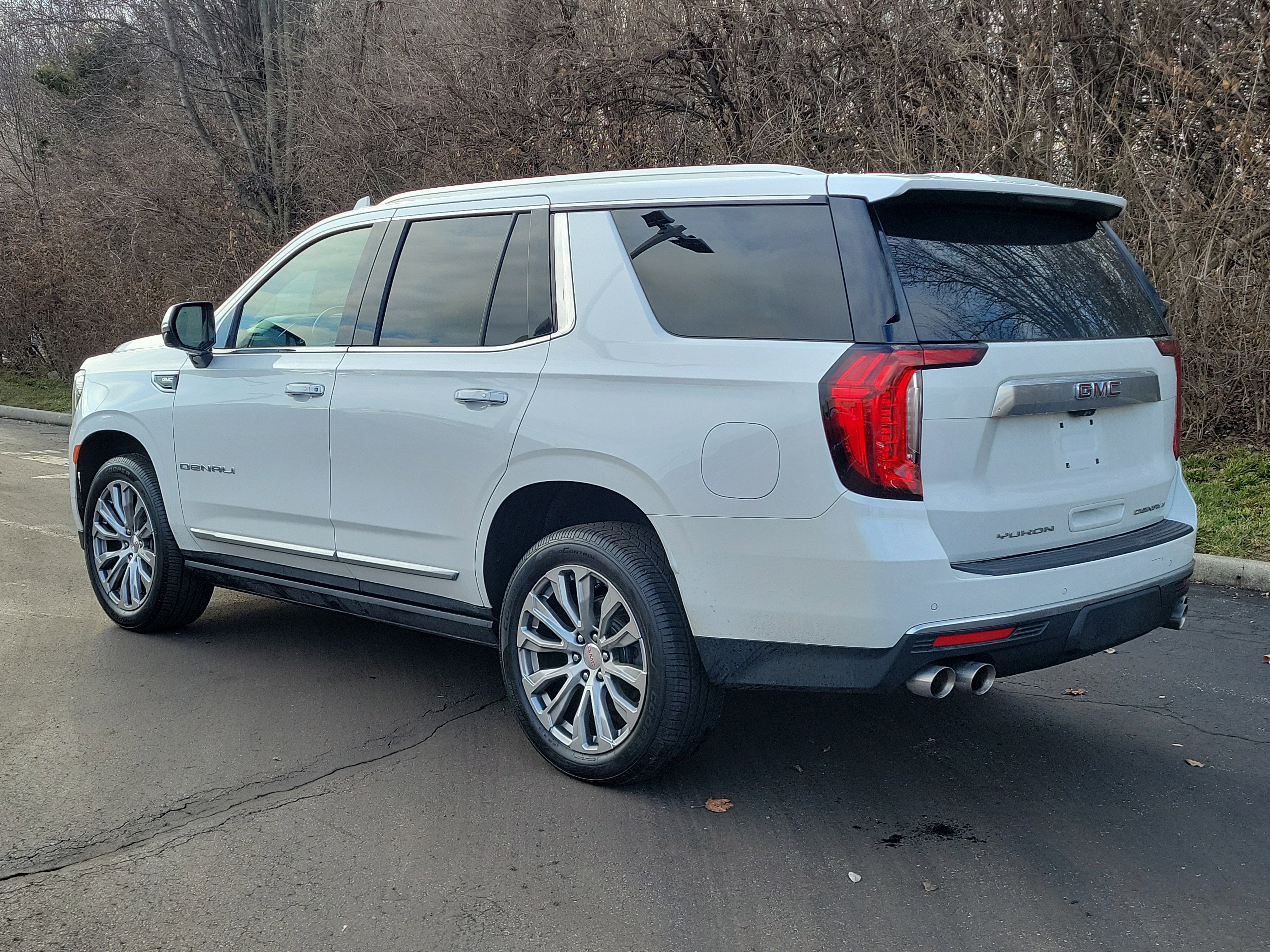 Used 2021 GMC Yukon Denali w/ Denali Premium Package image 3
