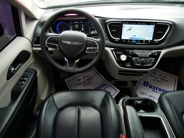 Used 2023 Chrysler Pacifica Touring-L FWD image 9