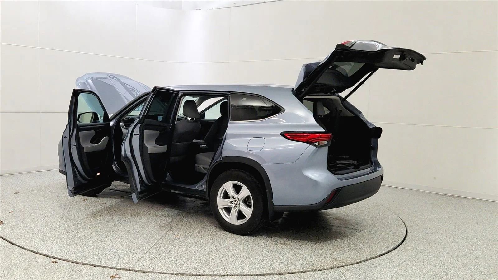 Used 2023 Toyota Highlander LE image 11