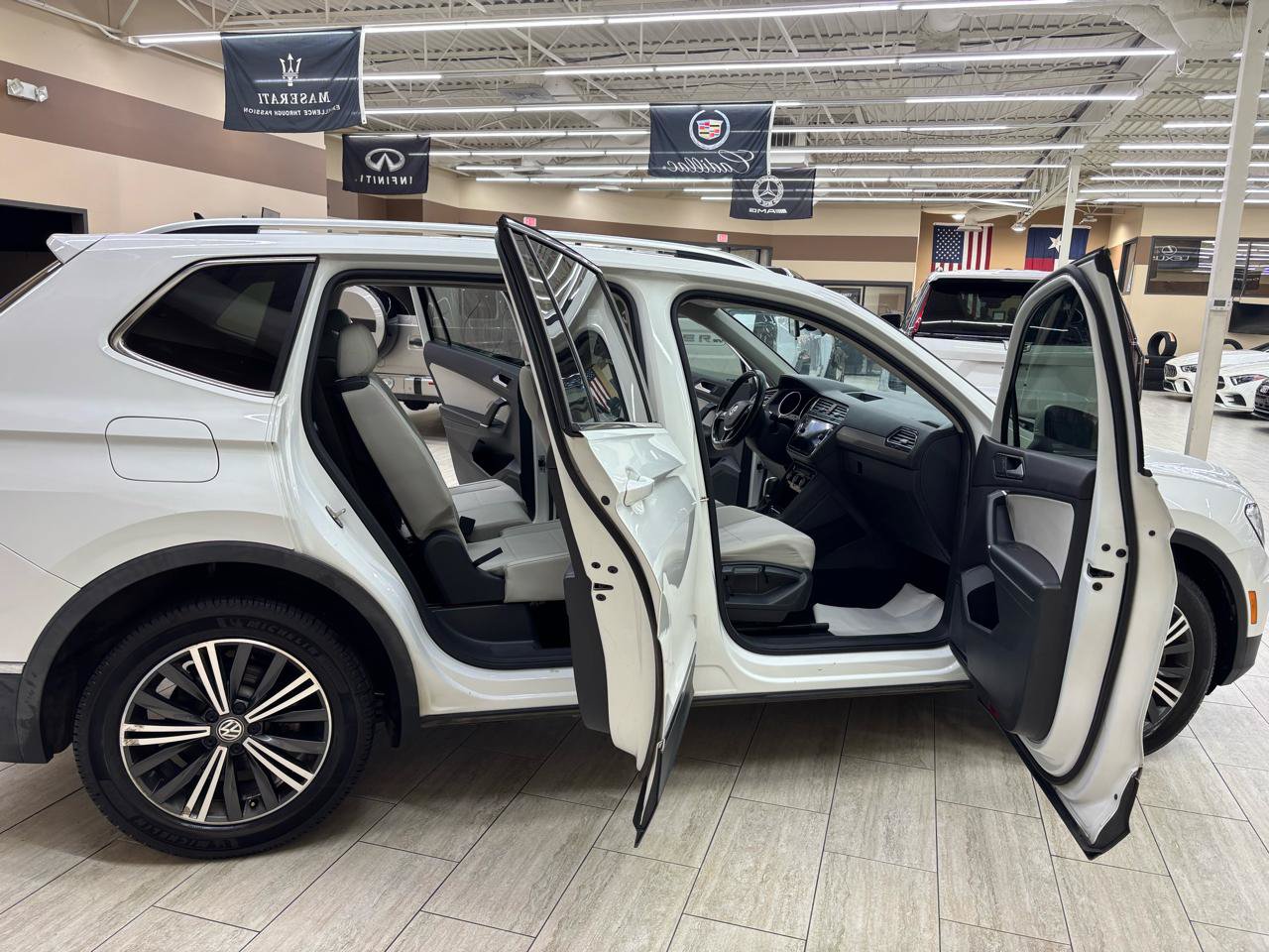 Used 2018 Volkswagen Tiguan SEL FWD image 12