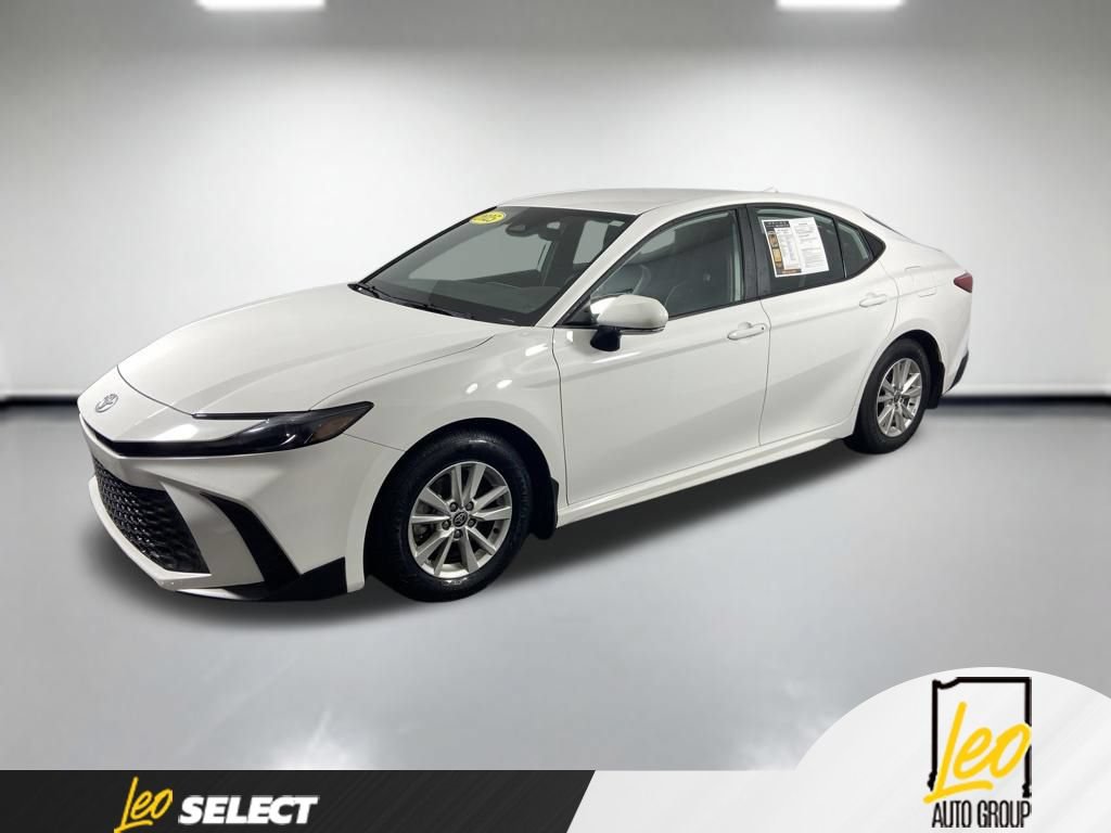 Used 2025 Toyota Camry SE FWD image 2