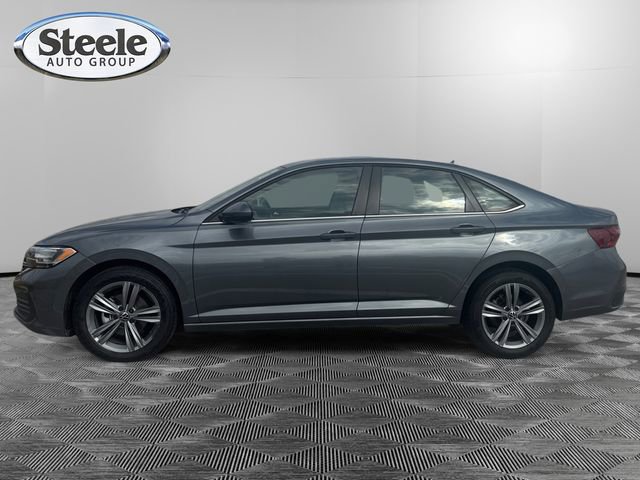 Used 2024 Volkswagen Jetta SE image 2
