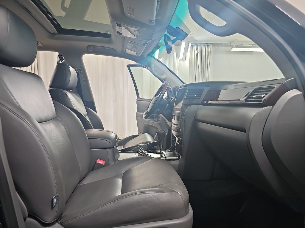Used 2010 Lexus LX 570 4WD w/ Luxury Pkg image 13