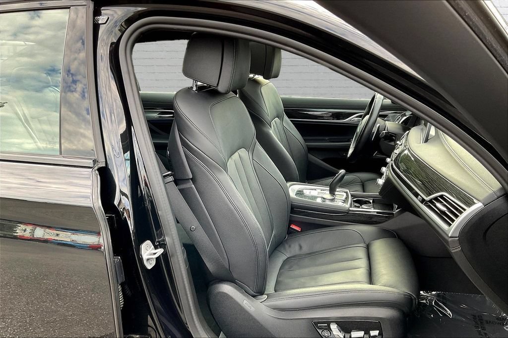 Used 2022 BMW 740i w/ M Sport Package RWD image 19