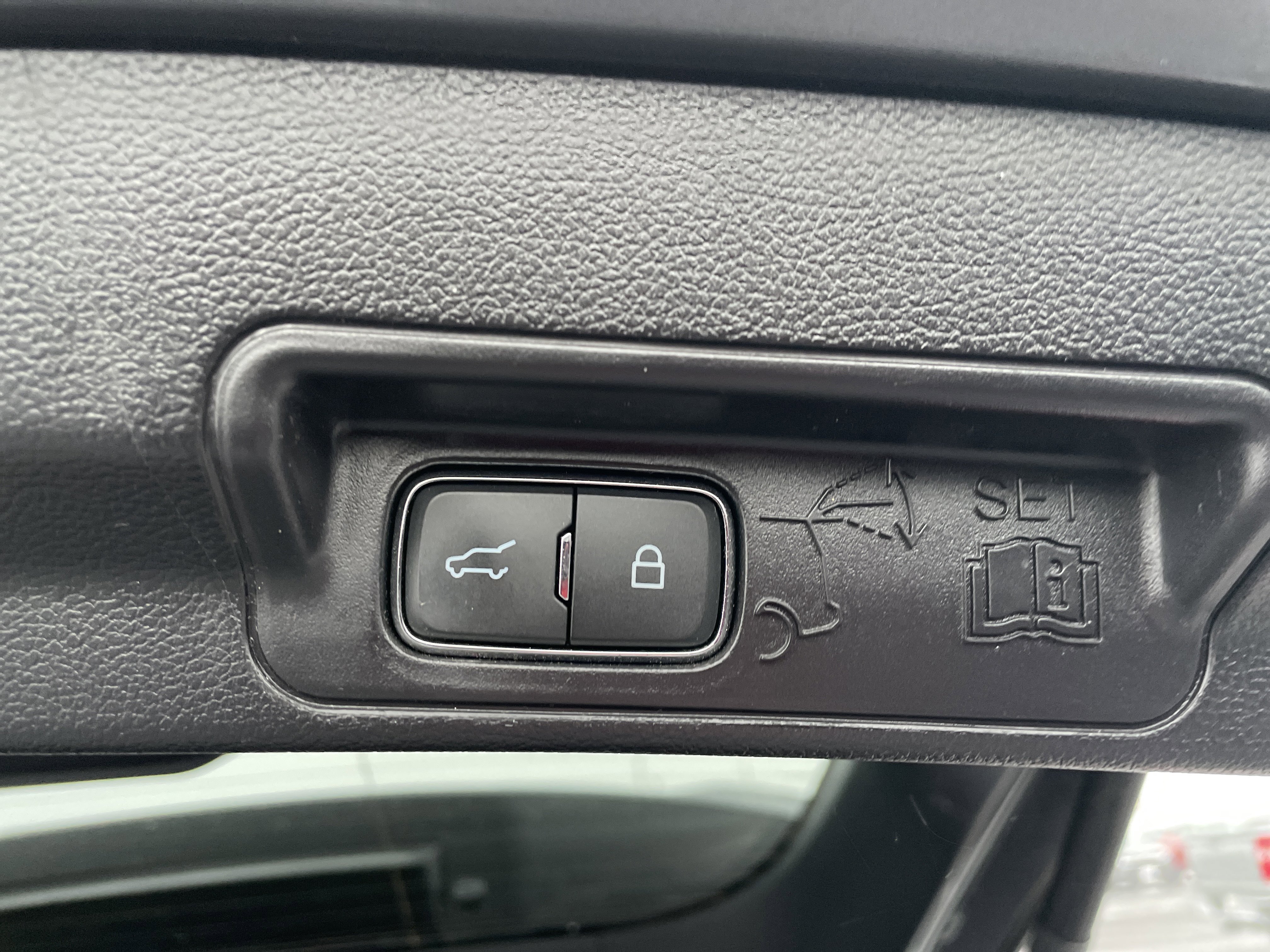 Used 2022 Ford Explorer XLT w/ Equipment Group 202A image 30