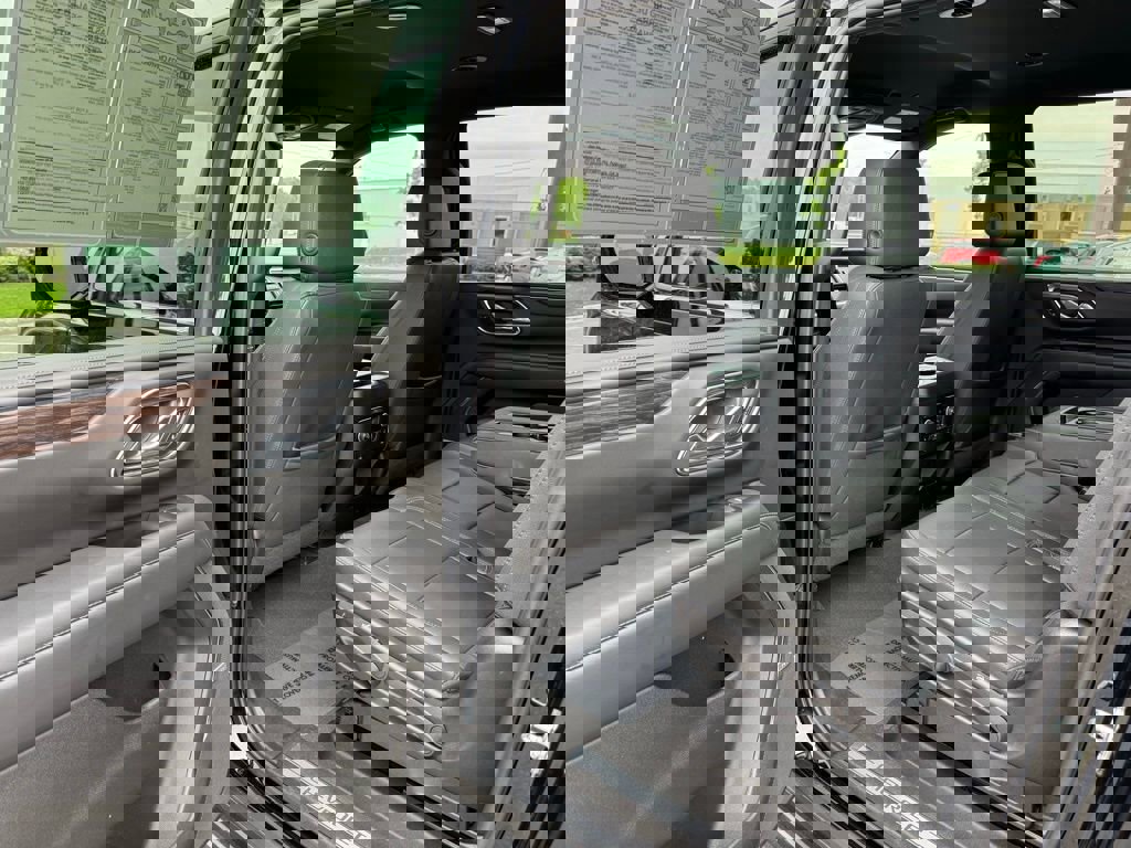 Used 2023 Chevrolet Suburban LT w/ Luxury Package AWD/4WD image 37