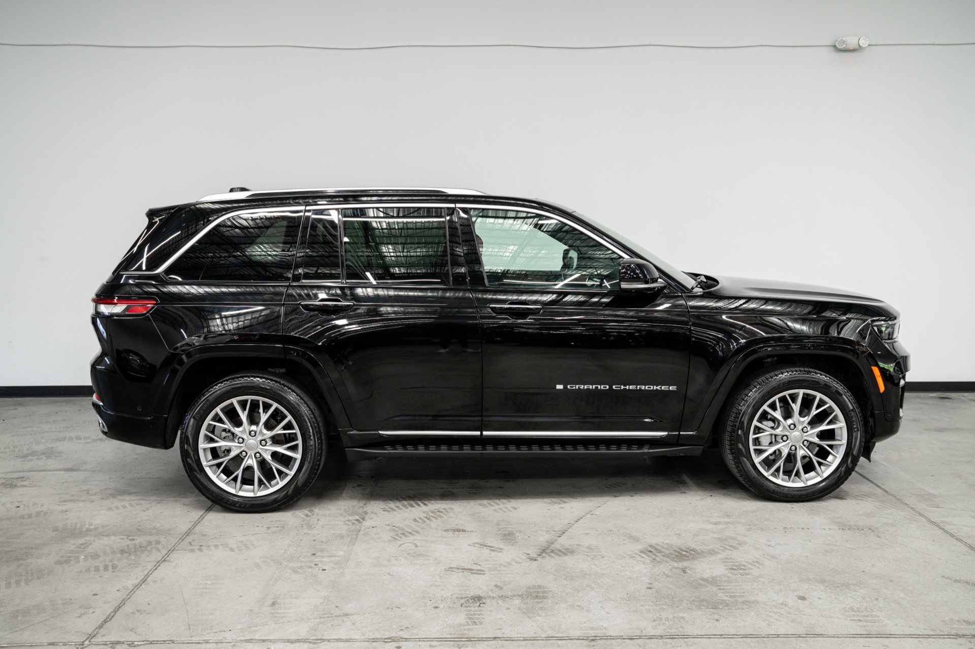 Used 2023 Jeep Grand Cherokee Summit AWD/4WD image 50