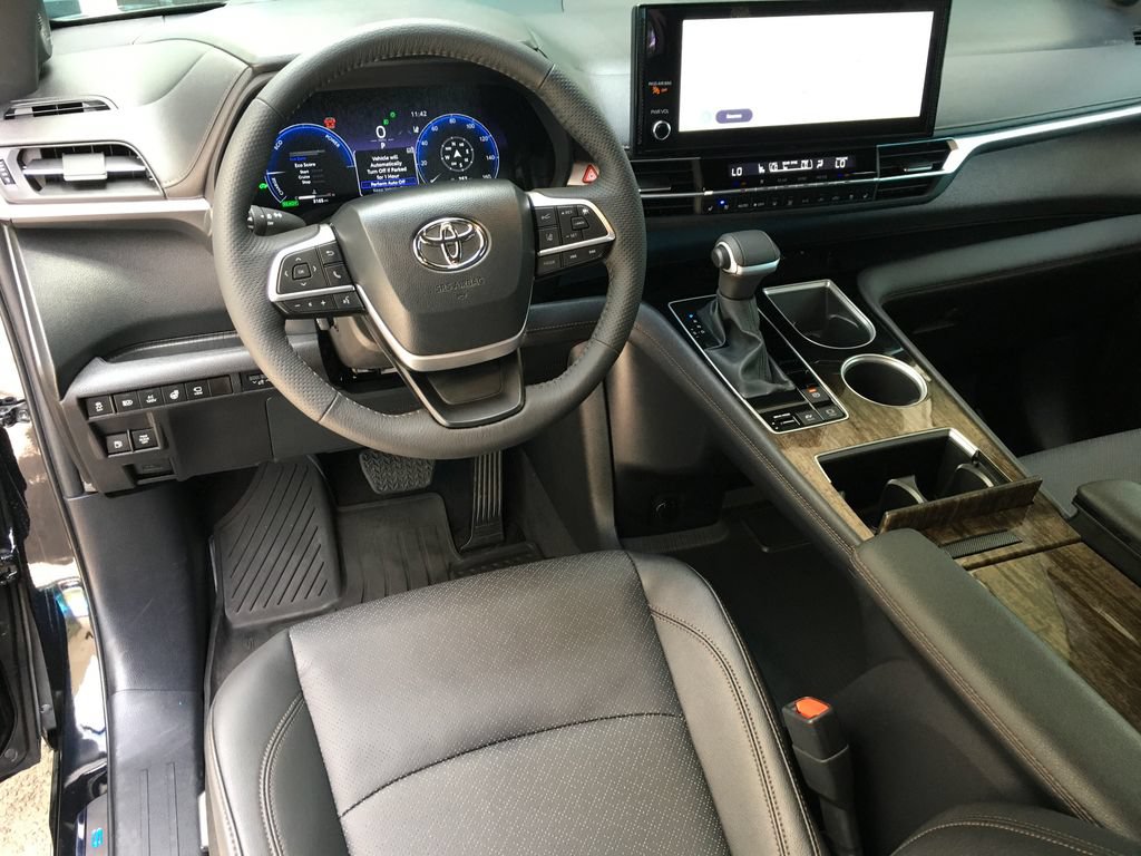 New 2026 Toyota Sienna Platinum AWD/4WD image 24