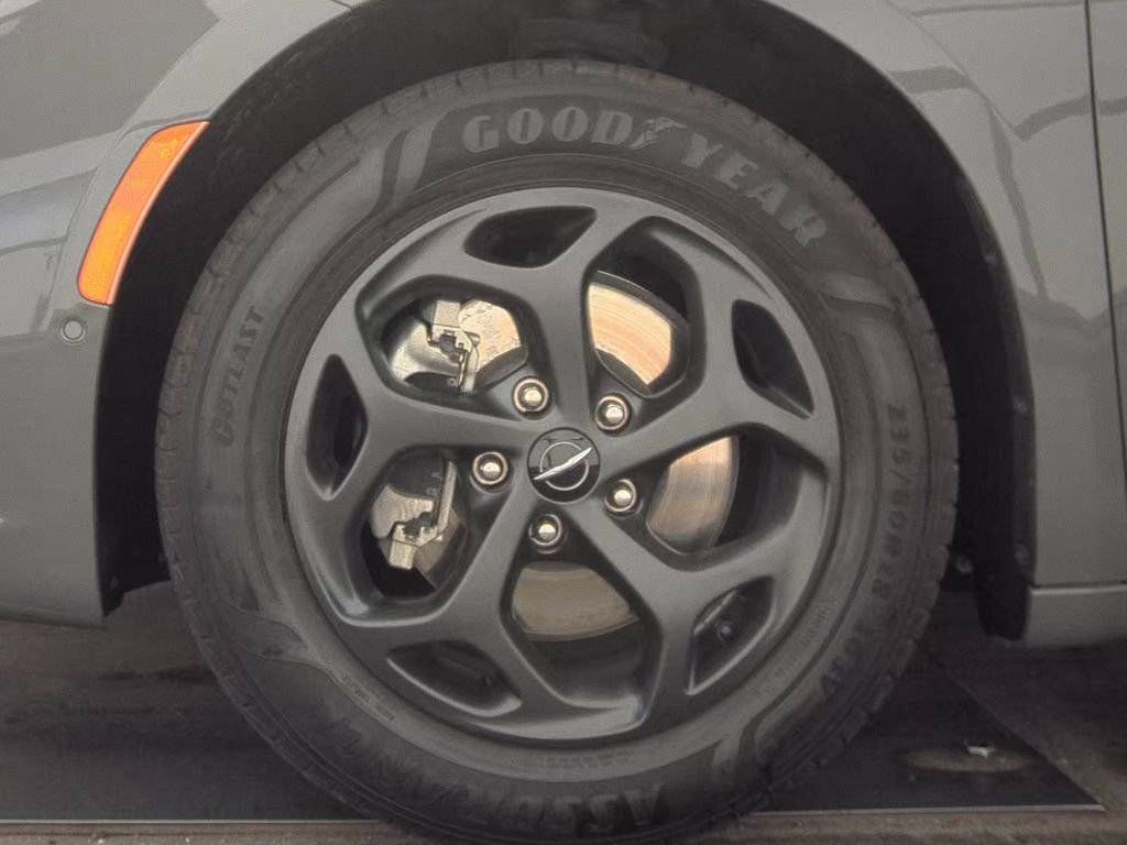 Used 2022 Chrysler Pacifica Limited w/ Uconnect Theater Family Group FWD image 7