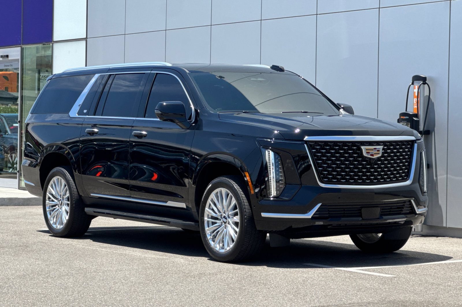 Used 2025 Cadillac Escalade ESV Luxury AWD/4WD image 7
