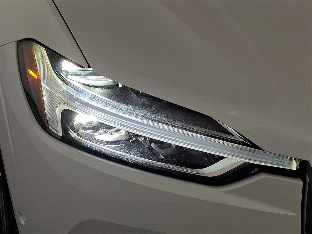 Used 2018 Volvo XC60 T5 Momentum w/ Vision Package image 11