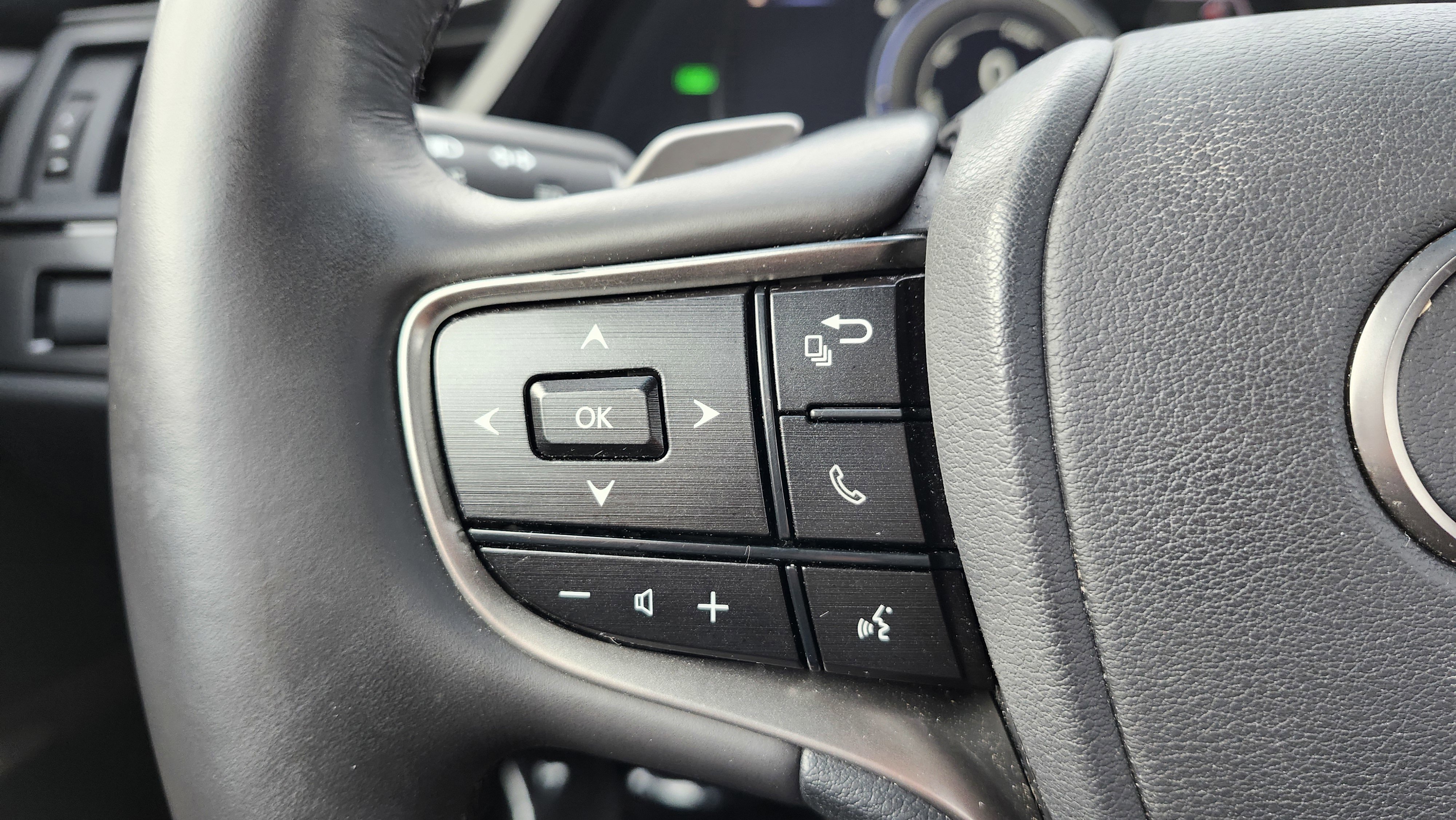 Used 2023 Lexus ES 300h w/ Luxury Package image 40