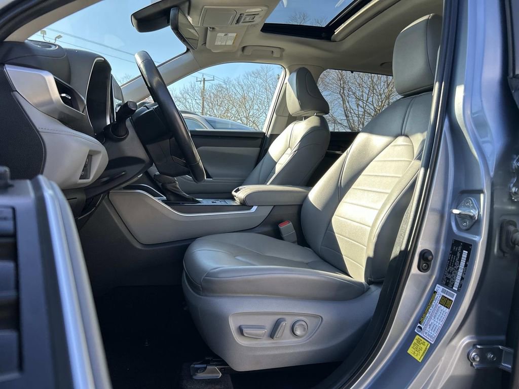 Used 2023 Toyota Highlander XLE image 18