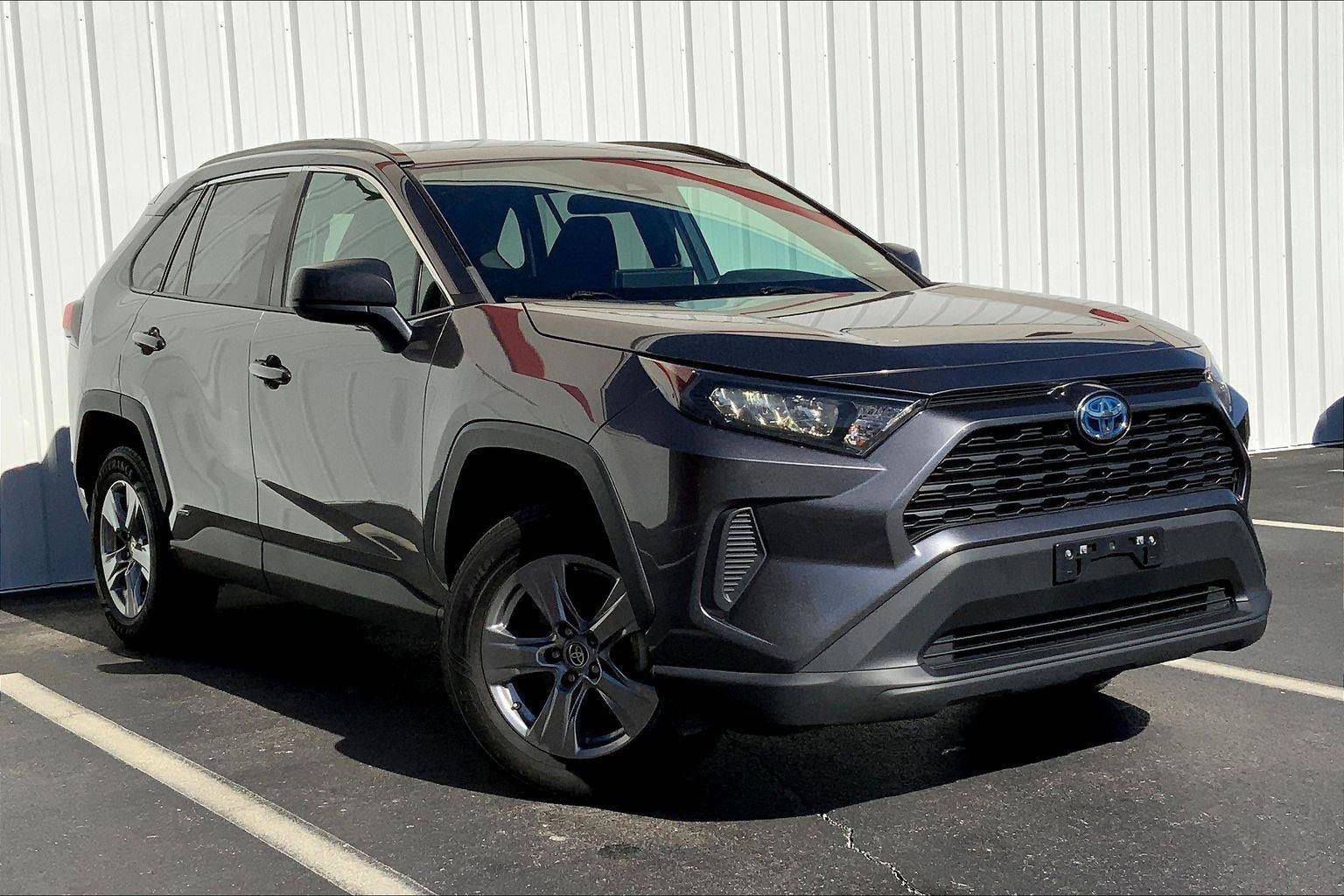 Used 2022 Toyota RAV4 LE image 2
