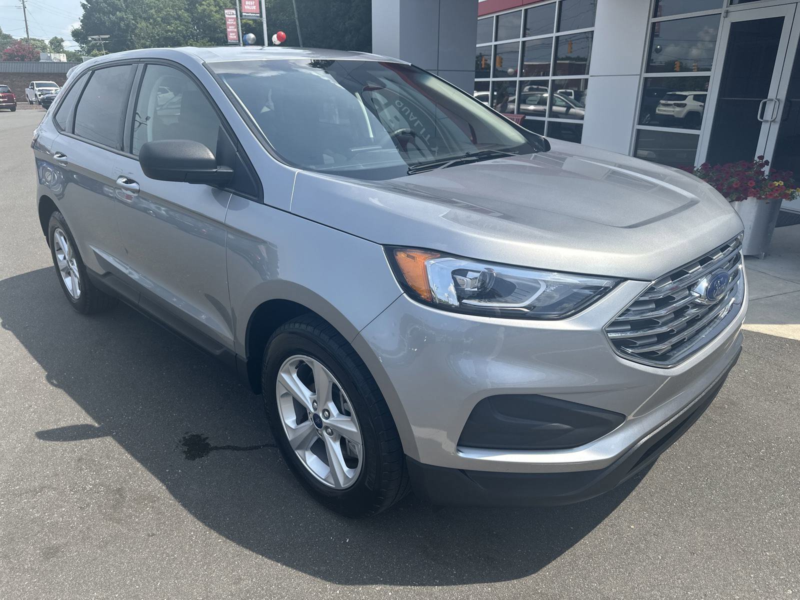 Used 2022 Ford Edge SE image 2