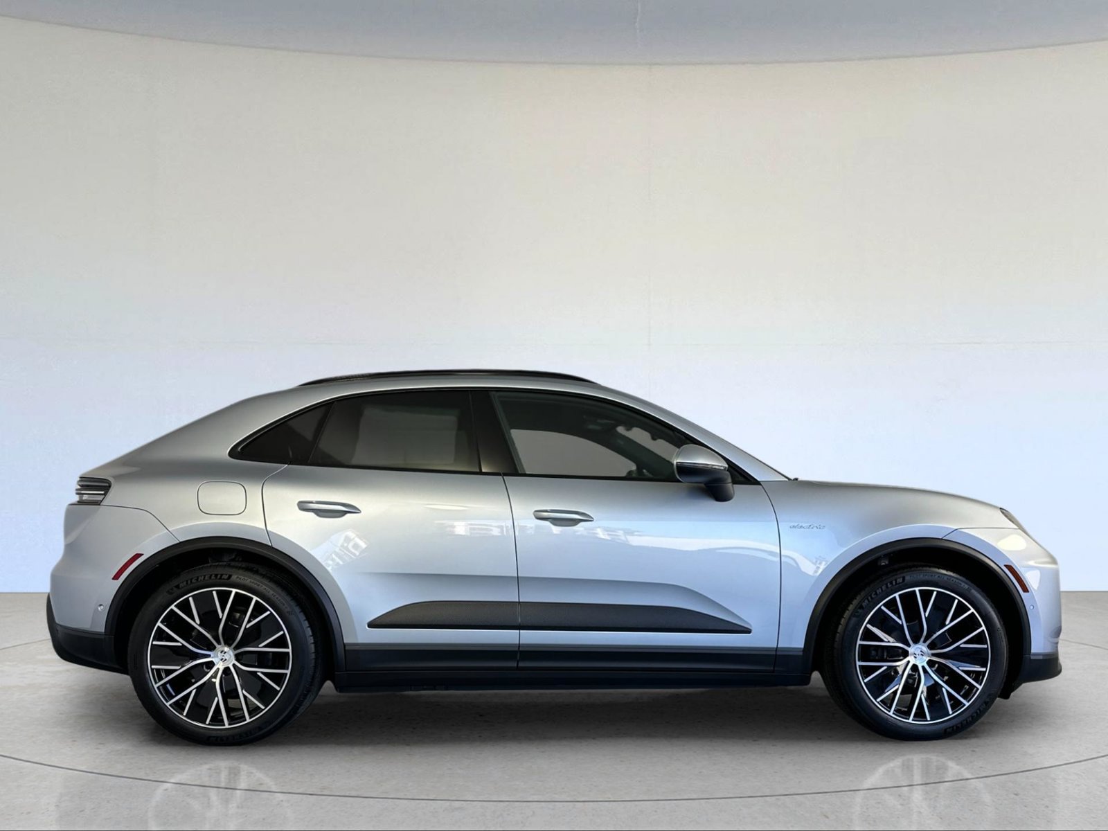 Certified 2025 Porsche Macan Electric RWD image 9
