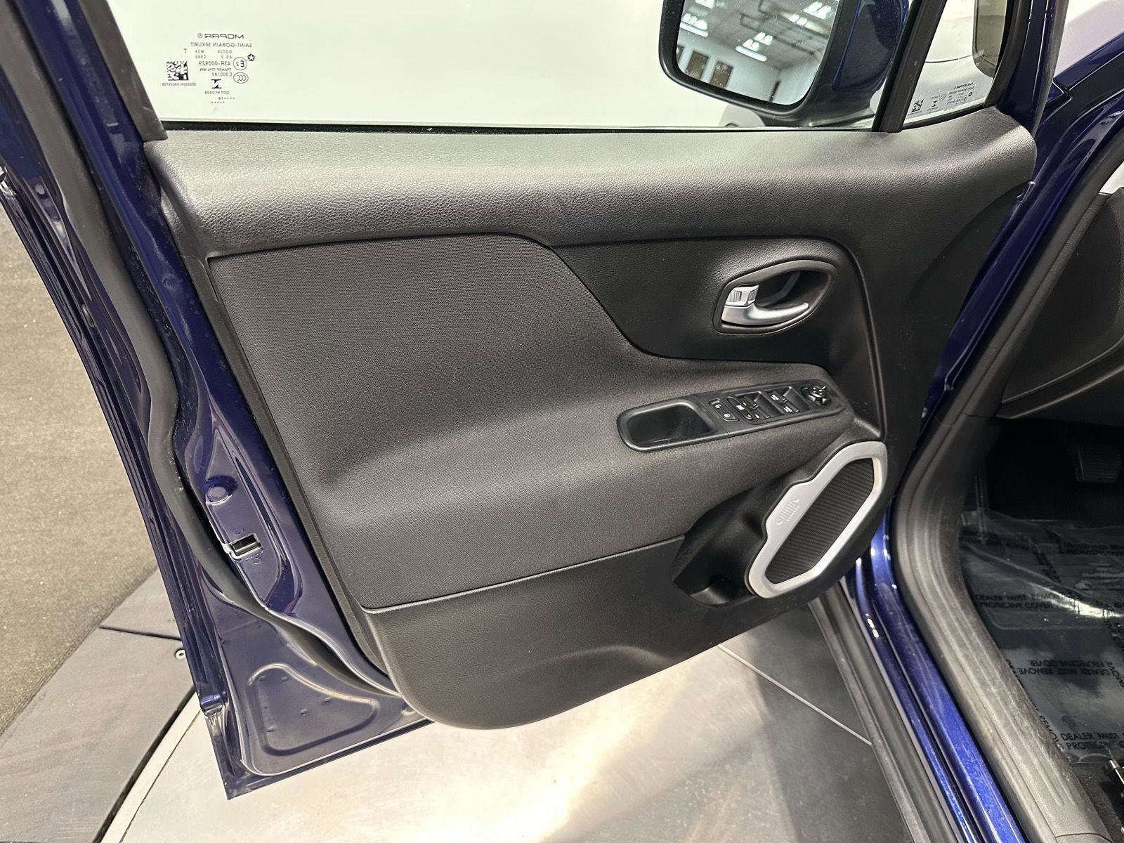 Used 2018 Jeep Renegade Latitude w/ Cold Weather Group AWD/4WD image 10