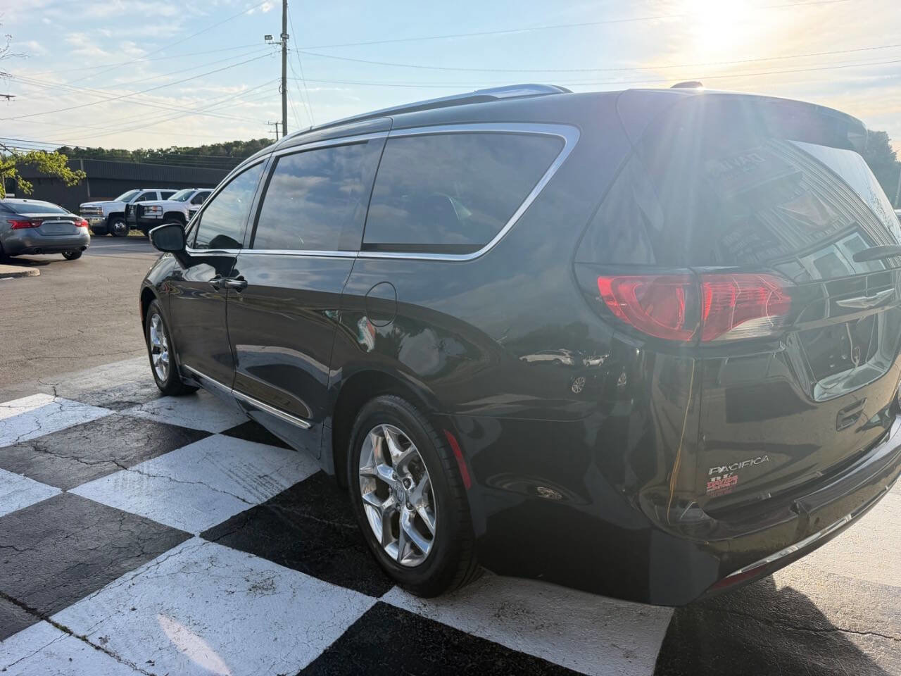 Used 2017 Chrysler Pacifica Limited FWD image 7