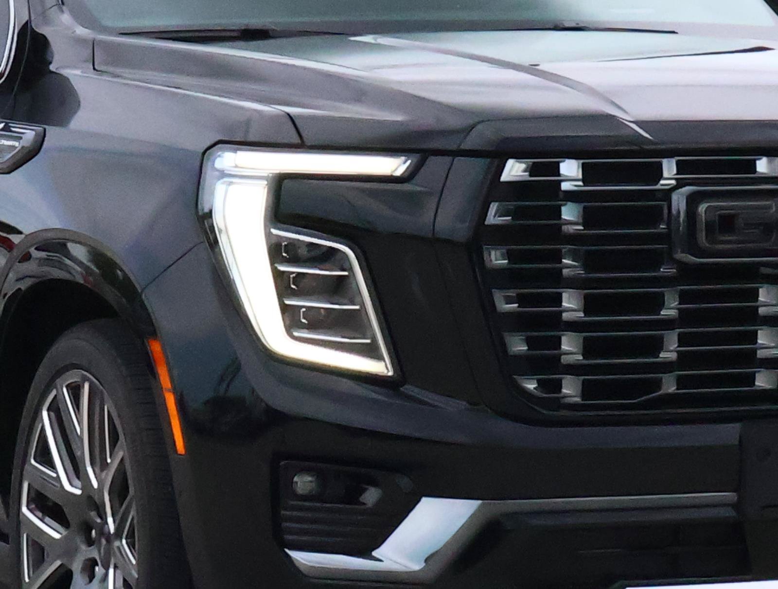 Used 2025 GMC Yukon XL Denali Ultimate AWD/4WD image 7
