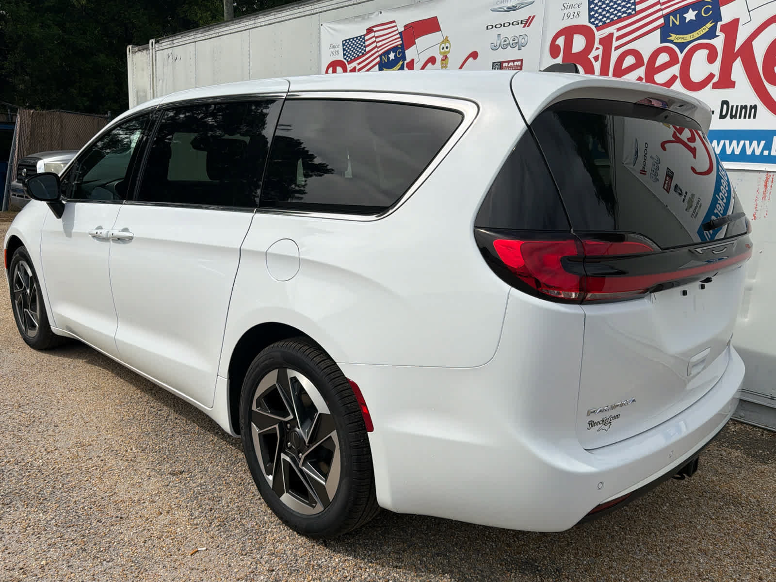 New 2027 Chrysler Pacifica Select FWD image 8