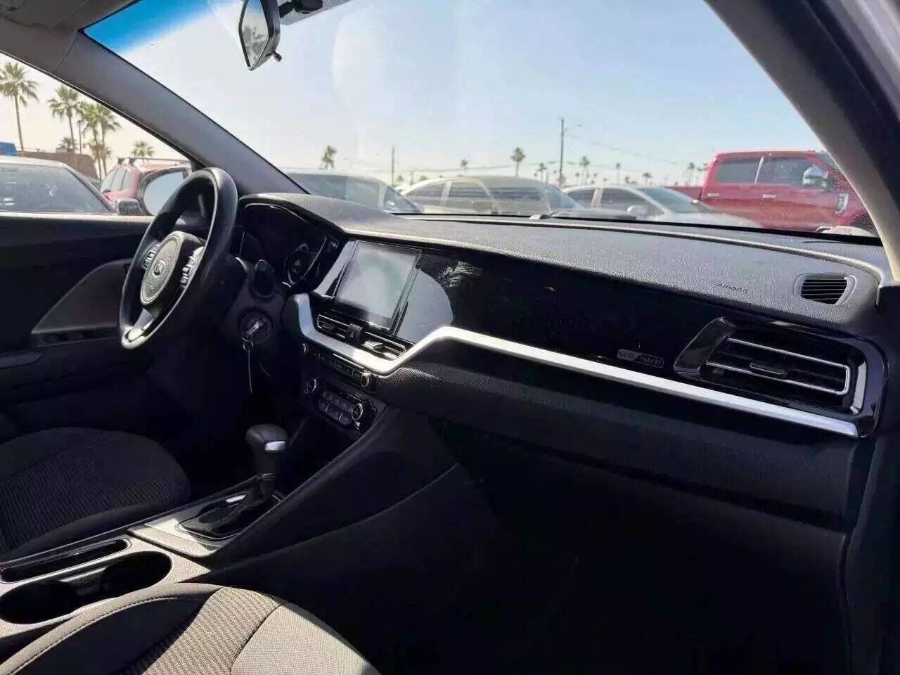 Used 2020 Kia Niro LX image 28