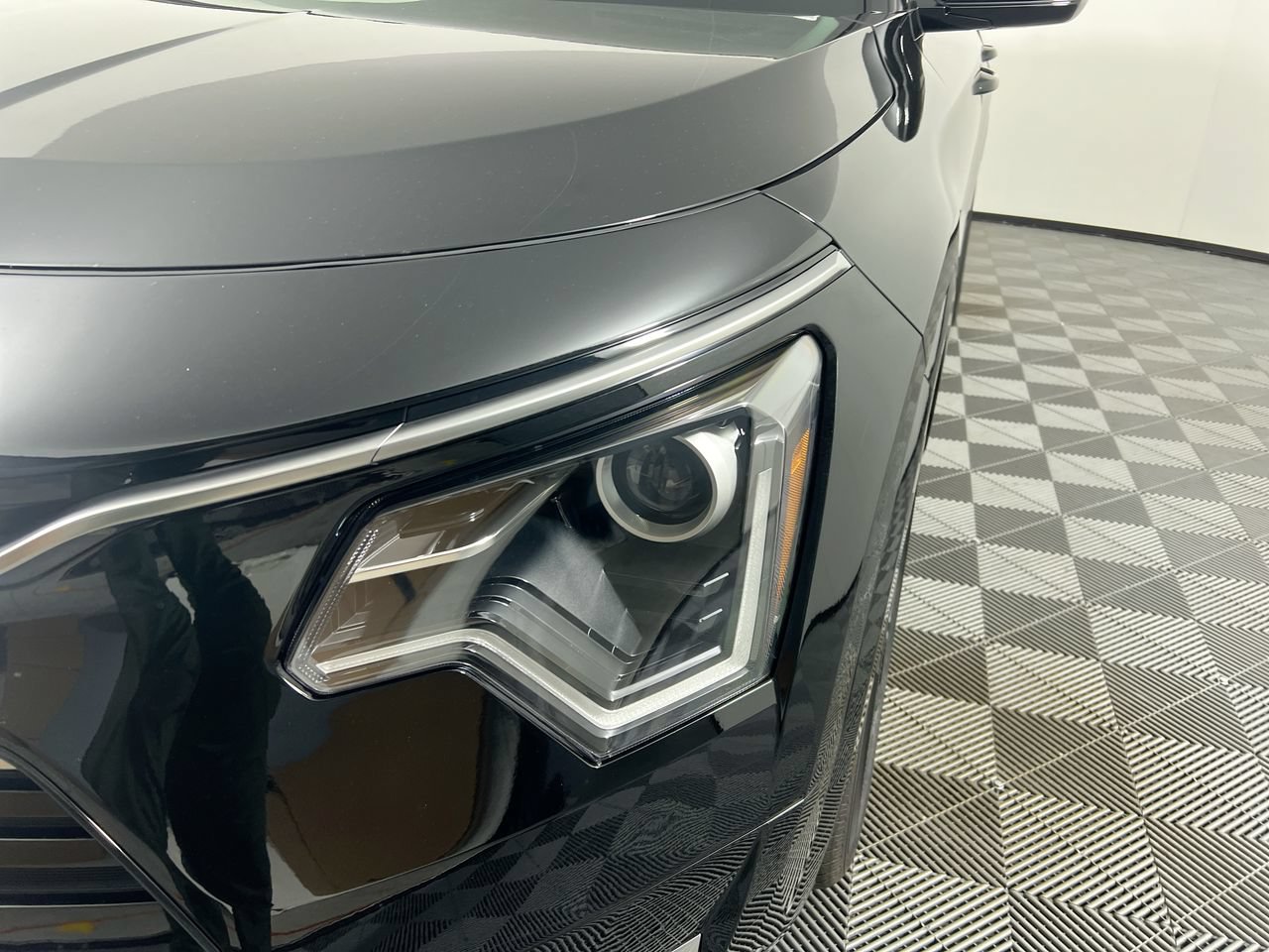 Certified 2025 Kia Niro EX Touring FWD image 11