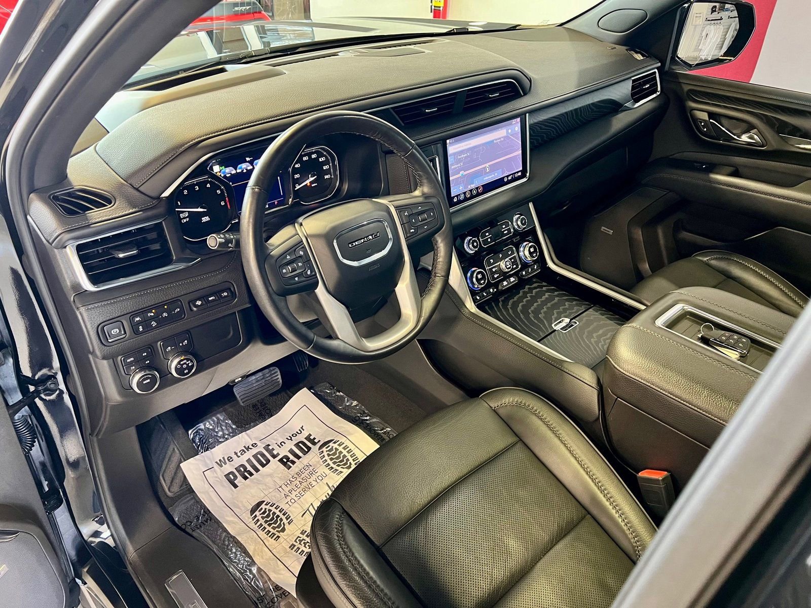 Used 2021 GMC Yukon Denali w/ Denali Premium Package image 10