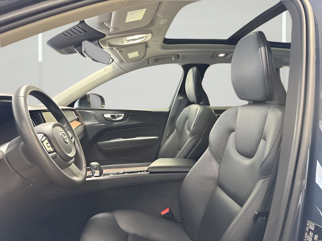 Used 2024 Volvo XC60 B5 Plus AWD/4WD image 11