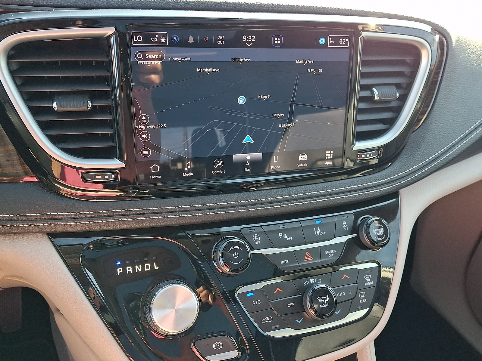 Used 2023 Chrysler Pacifica Limited w/ Uconnect Theater Family Group FWD image 18