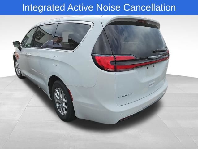 Used 2023 Chrysler Pacifica Touring-L image 3