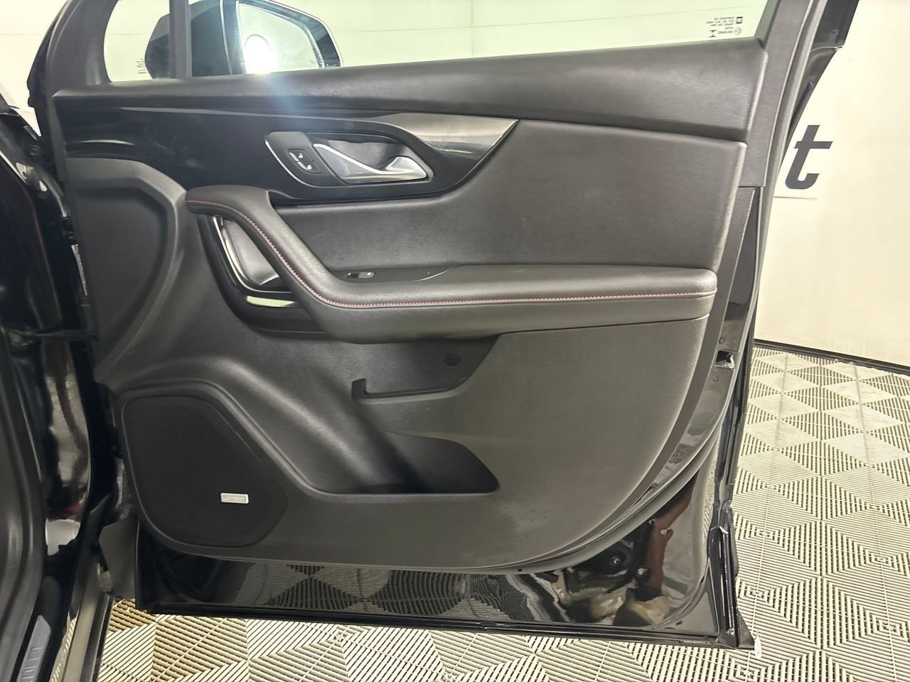 Used 2025 Chevrolet Blazer RS FWD image 28