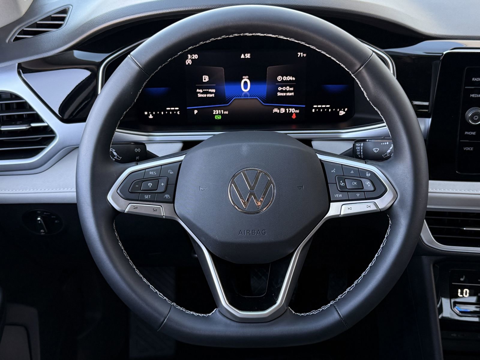 Used 2025 Volkswagen Taos SE image 13