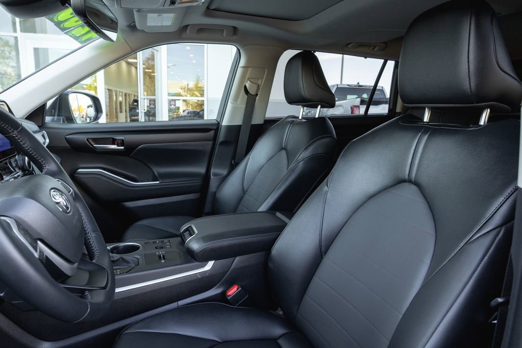 Certified 2025 Toyota Highlander XLE image 11