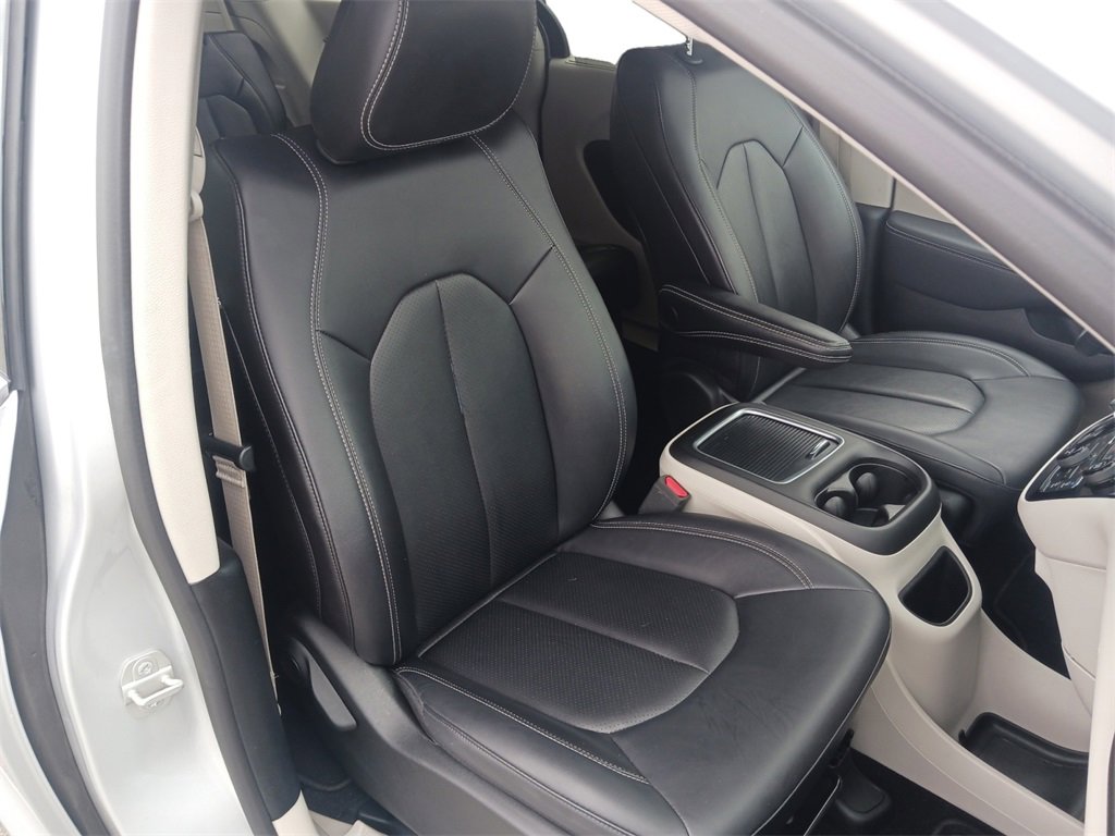 Used 2024 Chrysler Pacifica Touring-L image 26