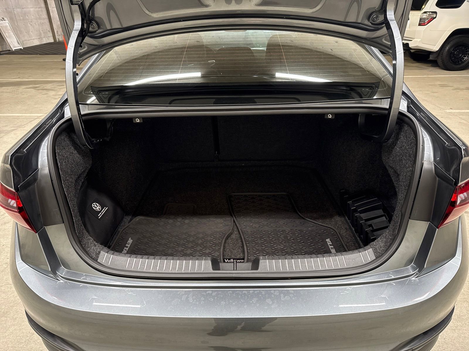 Used 2023 Volkswagen Jetta SE image 23